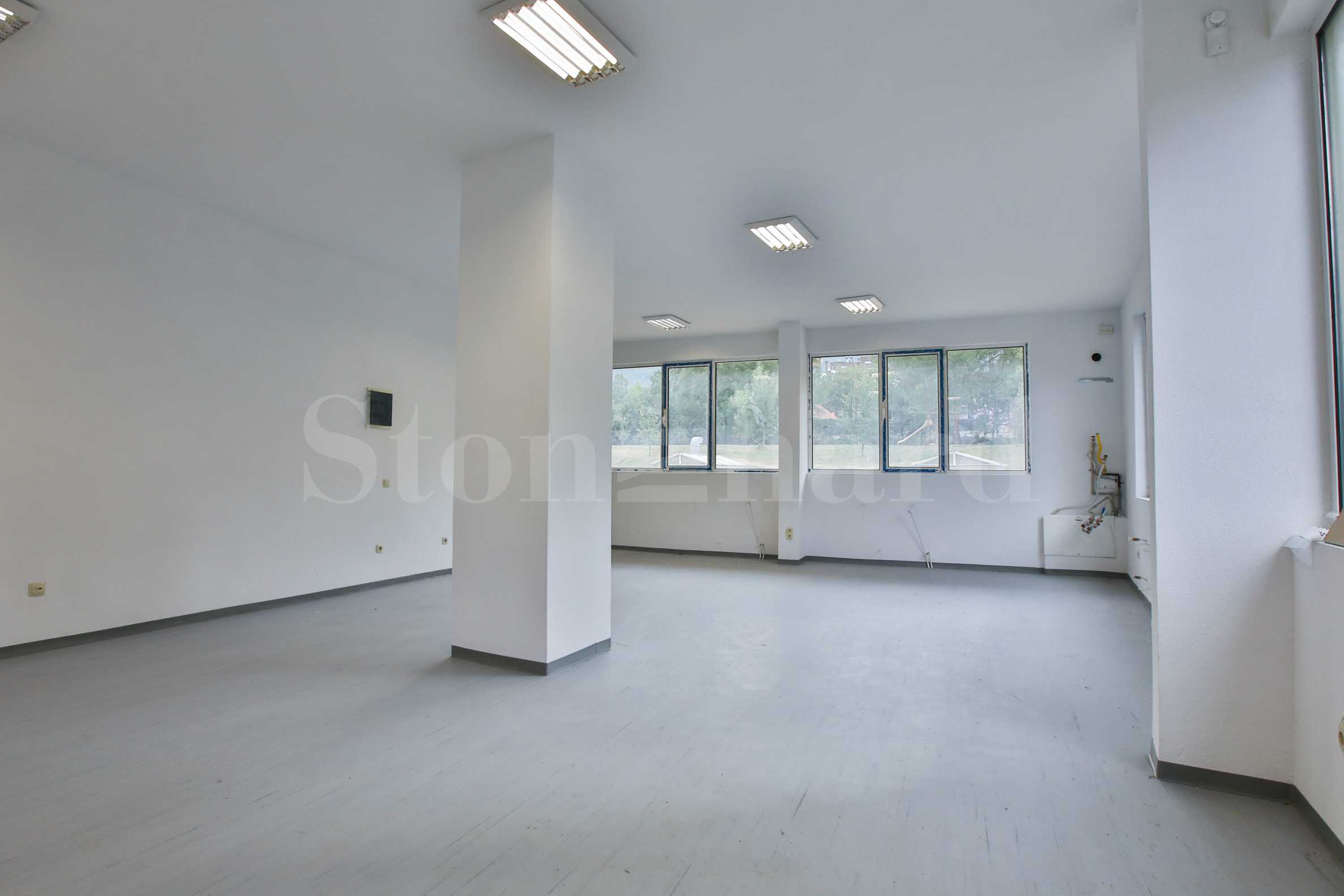 Newly-built ground floor shop in Buxton2 - Stonehard