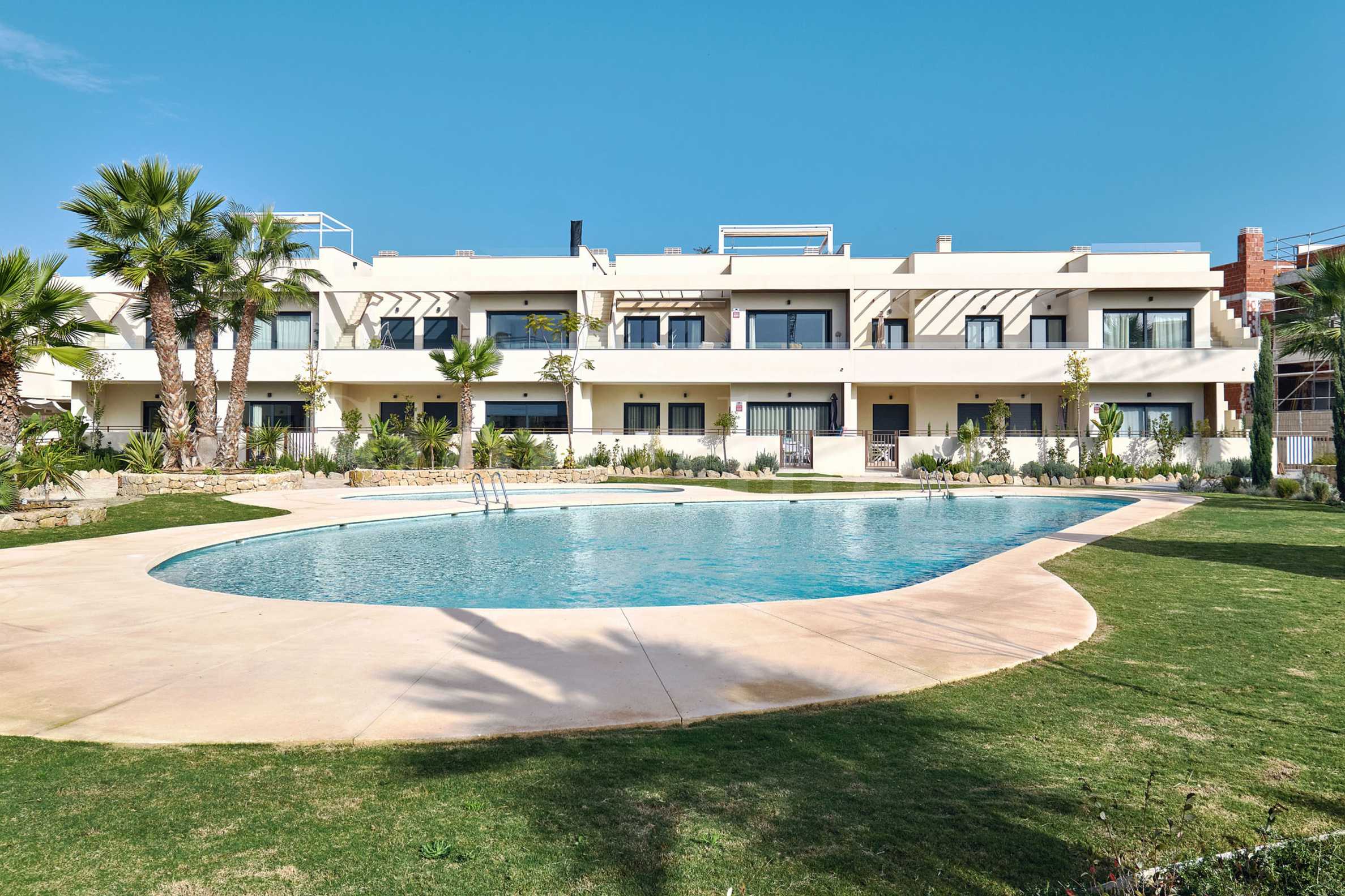 Spacious houses in a gated complex near the beach in Torrevieja1 - Stonehard