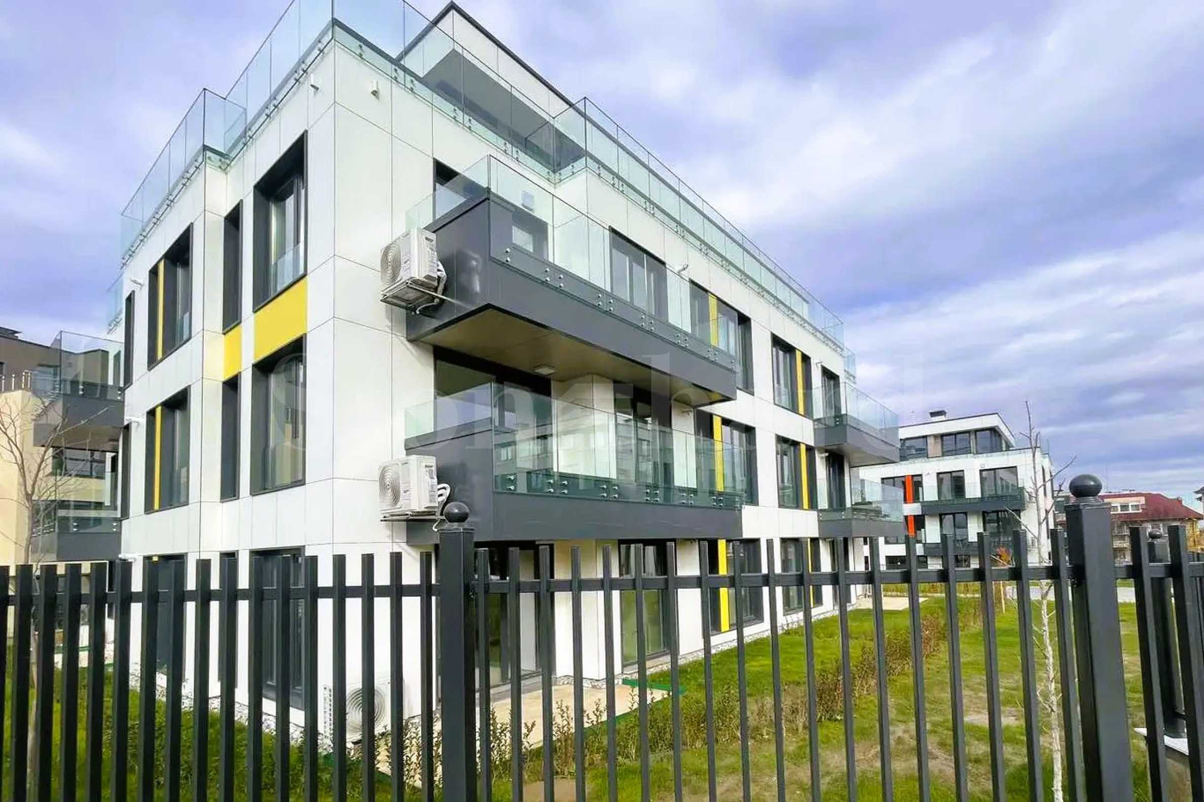 Modern complex with deed 16 meters from Tsarsko Selo complex and school2 - Stonehard