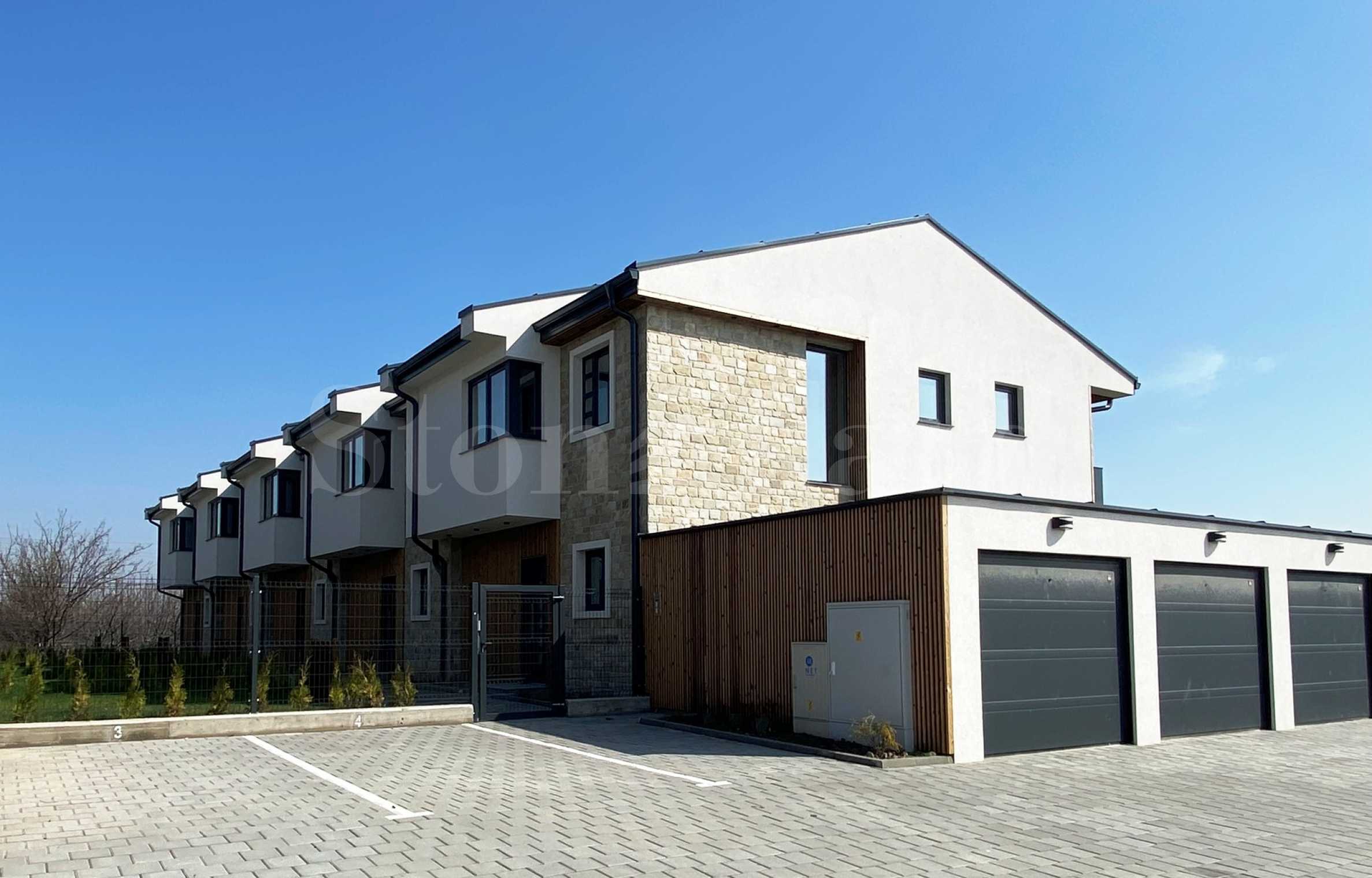 Модерни редови къщи с двор и гледки към Родопите1 - Stonehard