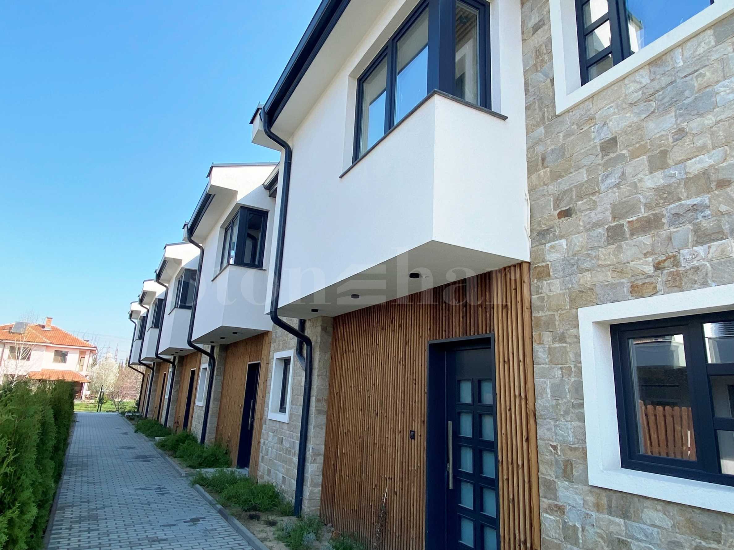 Модерни редови къщи с двор и гледки към Родопите2 - Stonehard