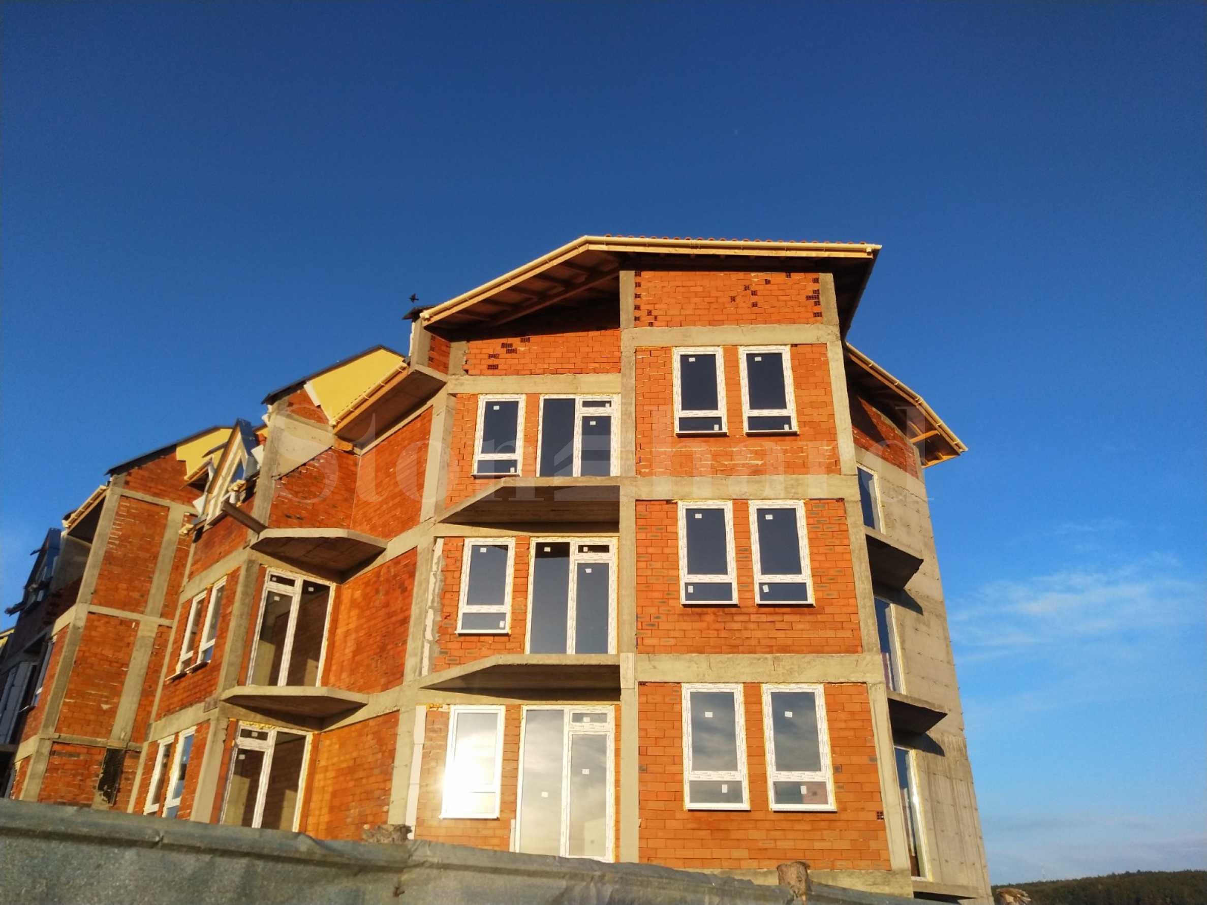 Апартаменти от 550 €/кв.м в нова фаза на затворен комплекс в с. Нови хан2 - Stonehard